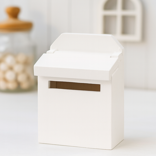 Miniatur Briefkasten aus Holz weiß 4,6x6,9x2,6cm – Wichtel Zubehör für Puppenhaus, Diorama und Modellbau