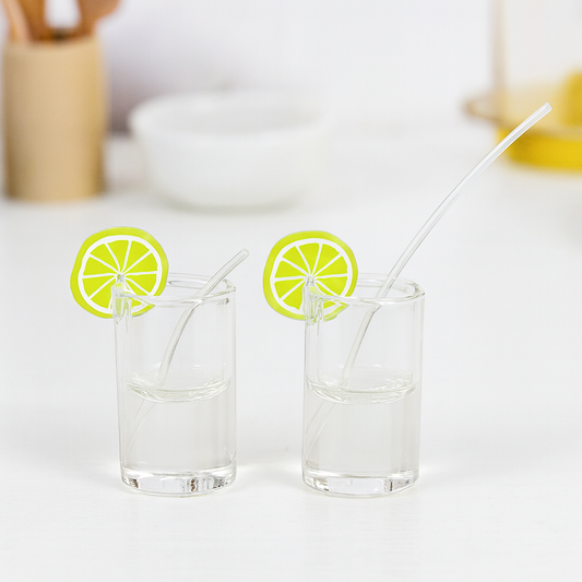 Miniatur Cocktailglas 2-teilig ca. 0,6x1,2cm mit Zitrone – Wichtel Zubehör Kunststoff