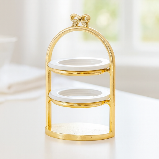 Miniatur Etagere goldfarben, 2-stöckig mit weißen Tellern, Wichtel Zubehör ca. 3x5 cm für Puppenhaus, Diorama und Wichtelwelt