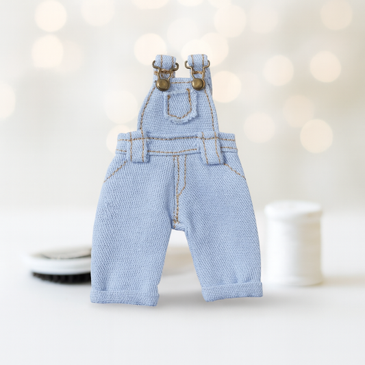 Miniatur Latzhose Jeans blau ca. 8,5x4 cm aus Stoff – Wichtel Zubehör für Puppenhaus, Diorama und Wichtelwelt