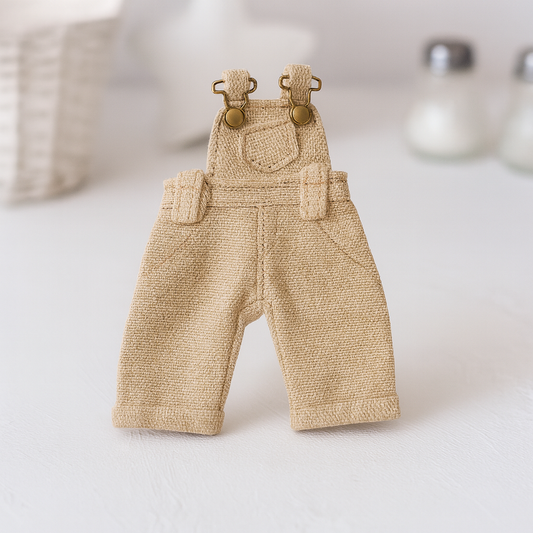 Miniatur Latzhose beige ca. 8,5x4 cm aus Stoff – Wichtel Zubehör für Puppenhaus, Diorama und Wichtelwelt