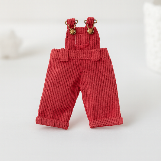 Miniatur Latzhose rot Cord ca. 8,5x4 cm aus Stoff – Wichtel Zubehör für Puppenhaus, Diorama und Wichtelwelt