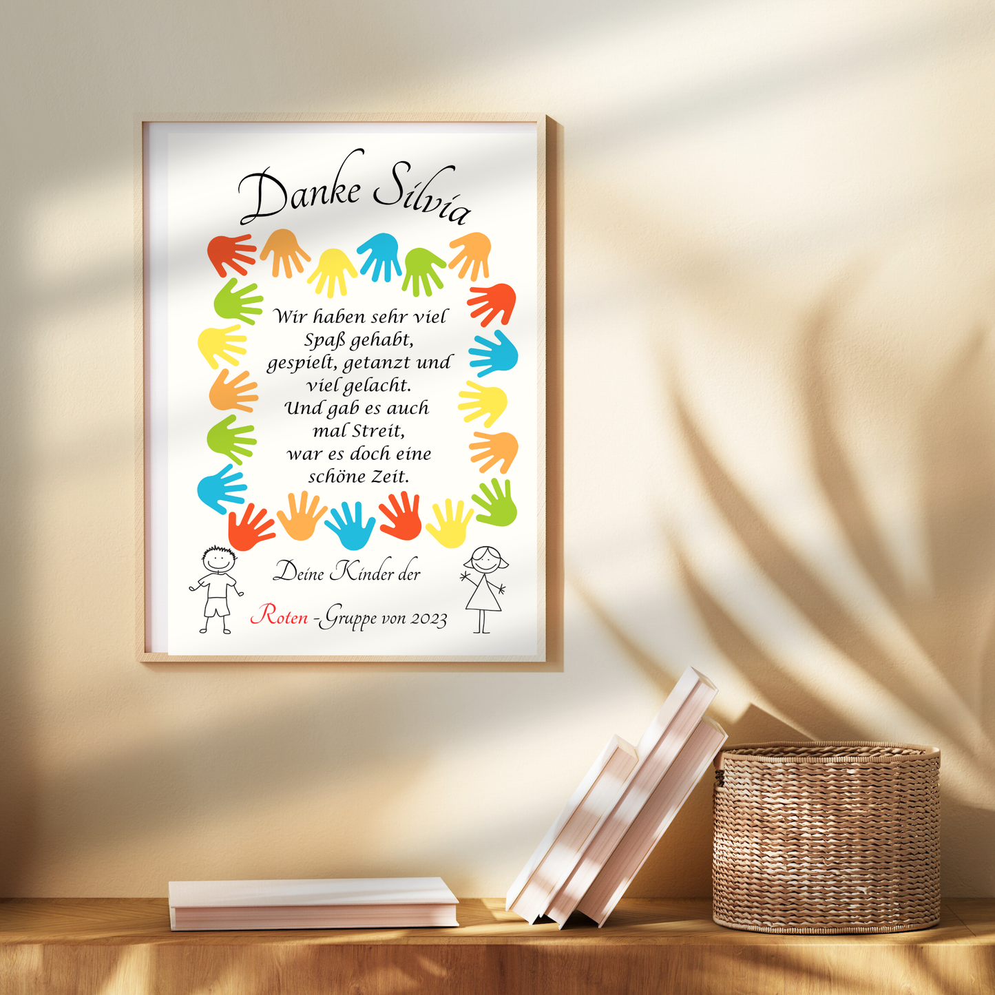Personalisierbares Abschiedsgeschenk für Erzieher/in mit bunten Kinderhänden als PDF-Download. Last-Minute-Dankeschön zum Ausdrucken.