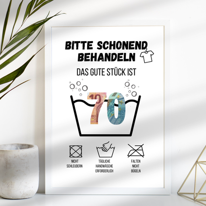 Originelles Geldgeschenk zum 70. Geburtstag: Digitaler Download im „Waschanleitung“-Design. Einfach ausdrucken, rahmen & Geldscheine hinterlegen. Last-Minute Geschenkidee!