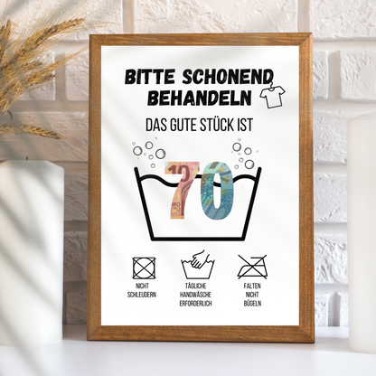 Originelles Geldgeschenk zum 70. Geburtstag: Digitaler Download im „Waschanleitung“-Design. Einfach ausdrucken, rahmen & Geldscheine hinterlegen. Last-Minute Geschenkidee!