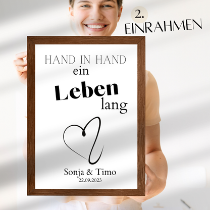 Personalisiertes Hochzeits-Poster „Hand in Hand – ein Leben lang“. Digitaler Download, individuell mit Namen & Datum. Sofort ausdrucken – perfektes Last-Minute Geschenk zur Hochzeit, Verlobung oder zum Jahrestag.